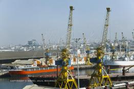 Image du Maroc Professionnelle de  Les grues du port de Casablanca s’activent au déchargement des importations de matériaux fer, bois en provenance des autres continents. 31 Décembre 2003. (Photo / Abdeljalil Bounhar) 